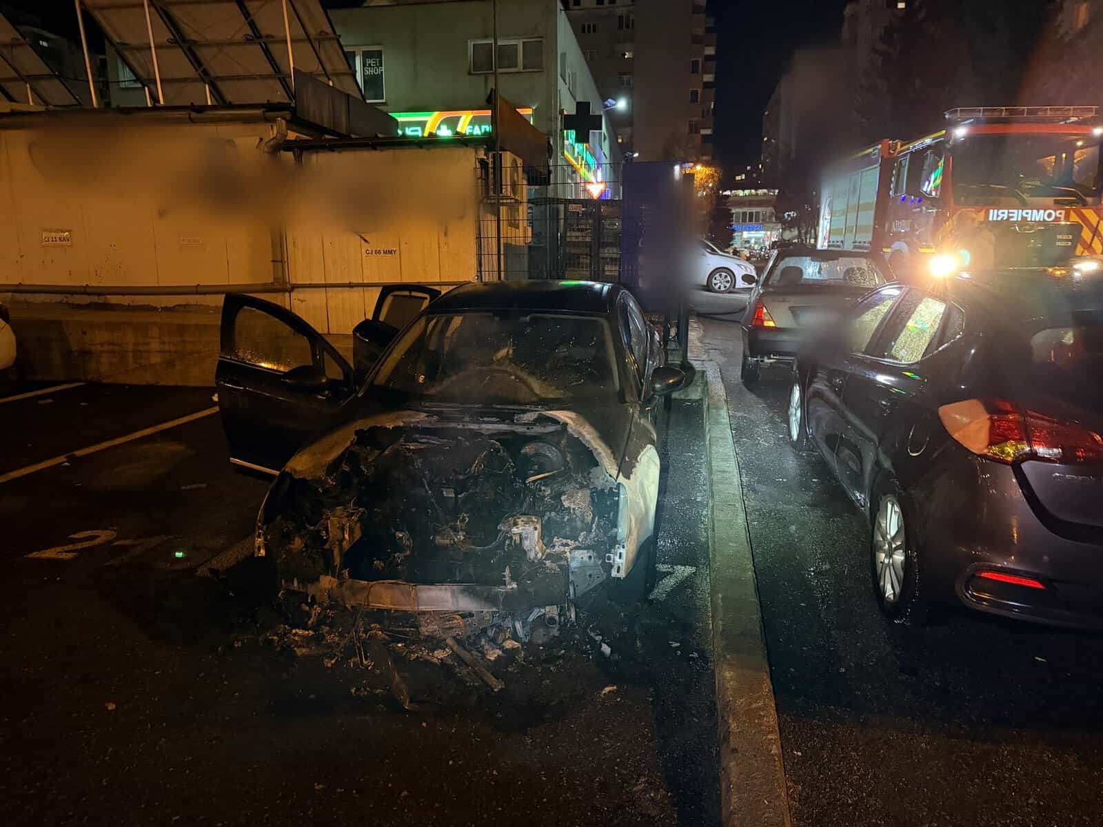VIDEO. Intervenție promptă a unui jandarm din Cluj-Napoca. O mașină în flăcări a fost stinsă înainte de sosirea pompierilor