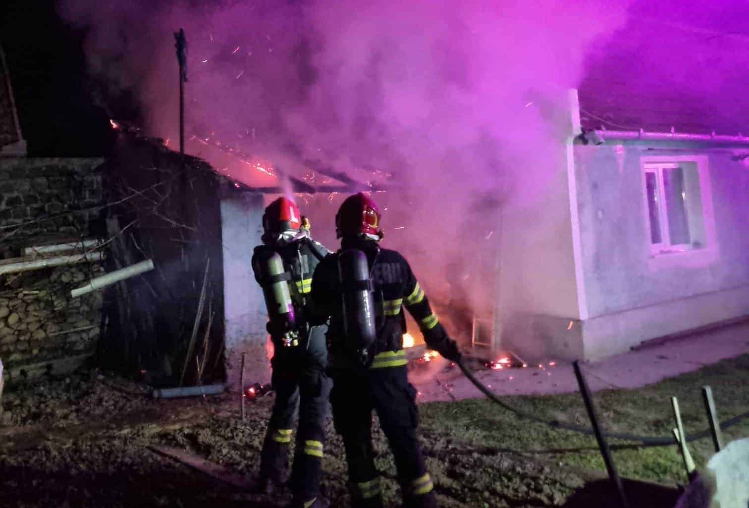 FOTO: Incendiu într-o gospodărie din Sebeș. Pompierii acționează cu două autospeciale FOTO: Incendiu într-o gospodărie din Sebeș. Pompierii acționează cu două autospeciale