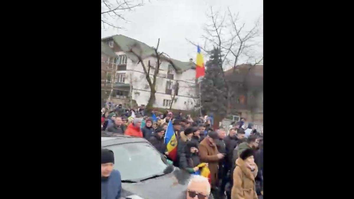 Protest la Curtea de Argeș, oraș marcat de criza apei. George Simion, LIVE VIDEO. ”Să plece hoții, să vină patrioții” Protest la Curtea de Argeș, oraș marcat de criza apei. George Simion, LIVE VIDEO. ”Să plece hoții, să vină patrioții”