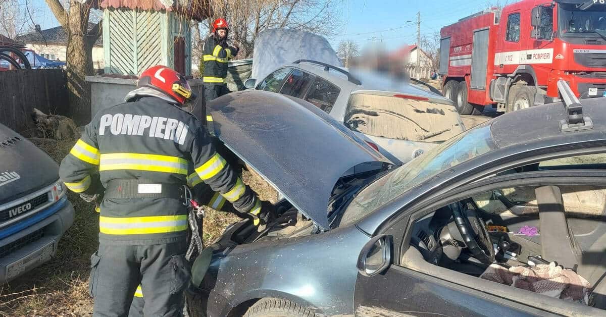 Accident la Vorona Mare: Două mașini au ajuns în afara drumului, două persoane au fost duse la spital