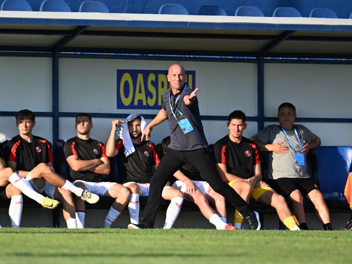 Robert Ilyeș, supărat după înfrângerea la limită cu FCSB: „Rar îi mai prinzi îi așa hal” Robert Ilyeș, supărat după înfrângerea la limită cu FCSB: „Rar îi mai prinzi îi așa hal”