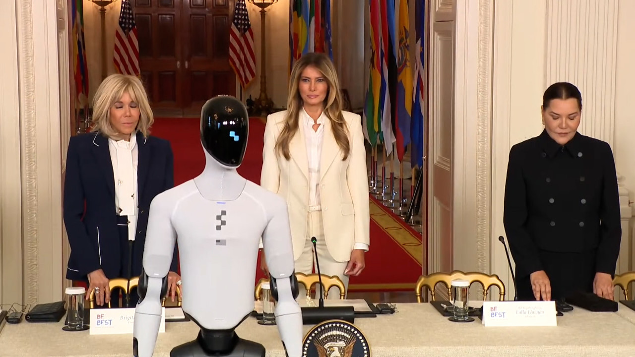 Melania Trump, alături de un robot AI. Reacţia Mirabelei Grădinaru după întâlnirea cu Prima Doamnă a SUA Melania Trump, alături de un robot AI. Reacţia Mirabelei Grădinaru după întâlnirea cu Prima Doamnă a SUA