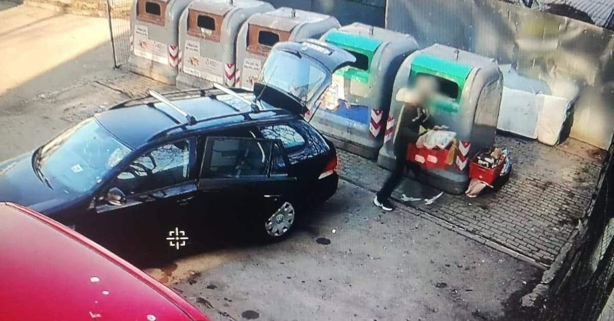 Imagini surprinse de camere la Botoșani: Bărbat filmat în timp ce arunca deșeuri lângă tomberoane, deși acestea erau goale Imagini surprinse de camere la Botoșani: Bărbat filmat în timp ce arunca deșeuri lângă tomberoane, deși acestea erau goale