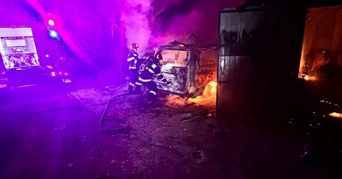 Garaj și mașină distruse într-un incendiu puternic la Fundu Herții. Pompierii au intervenit pentru a salva două case Garaj și mașină distruse într-un incendiu puternic la Fundu Herții. Pompierii au intervenit pentru a salva două case