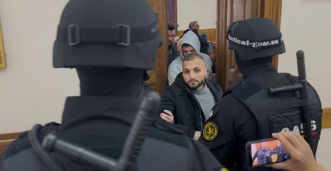 Ucigașii ai lui Adrian Kreiner, față în față cu fosta sa concubina, astăzi la Curtea de Apel Alba Iulia. Cei patru sunt arestați Ucigașii ai lui Adrian Kreiner, față în față cu fosta sa concubina, astăzi la Curtea de Apel Alba Iulia. Cei patru sunt arestați