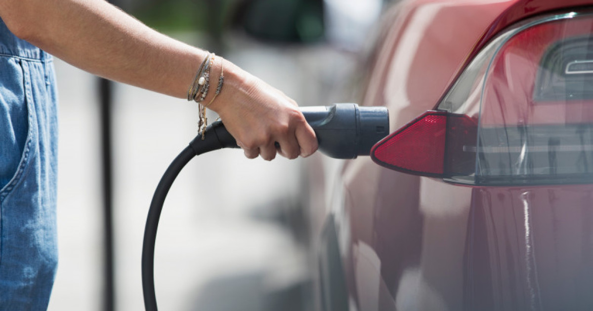 Scumpirea petrolului și gazelor împinge Europa spre energie verde: Crește cererea de panouri solare și mașini electrice Scumpirea petrolului și gazelor împinge Europa spre energie verde: Crește cererea de panouri solare și mașini electrice