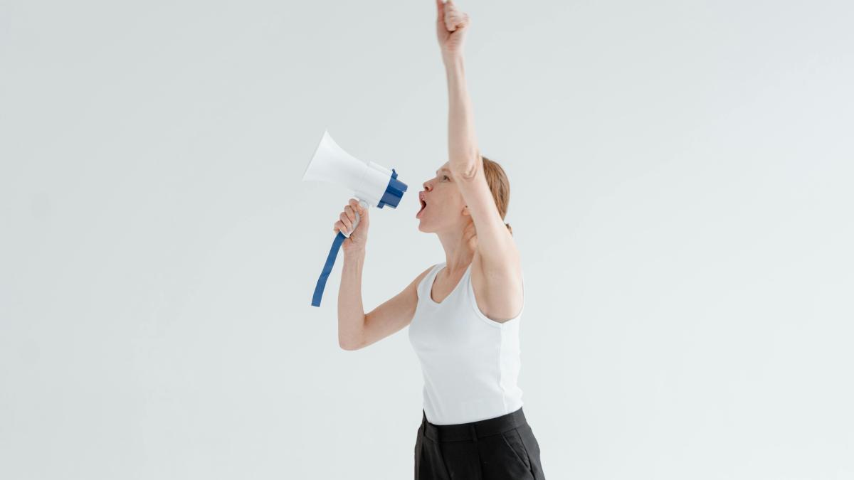 De ce eleganța în comunicare schimbă soarta unei discuții, chiar înainte să apară argumentele? De ce eleganța în comunicare schimbă soarta unei discuții, chiar înainte să apară argumentele?