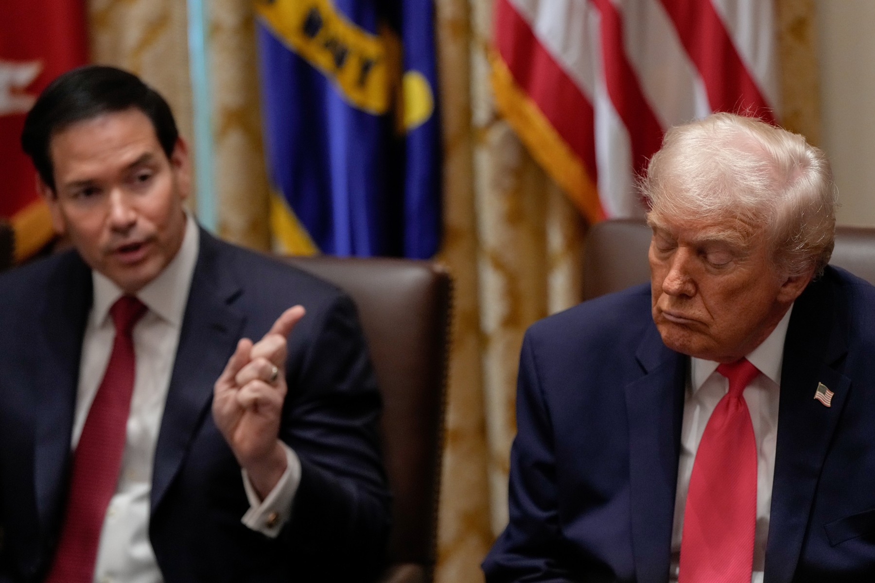 Trump spune că plictiseala, nu somnul, l-a făcut să închidă ochii în timpul ședinței de cabinet: „Voiam să ies naibii de aici” Trump spune că plictiseala, nu somnul, l-a făcut să închidă ochii în timpul ședinței de cabinet: „Voiam să ies naibii de aici”