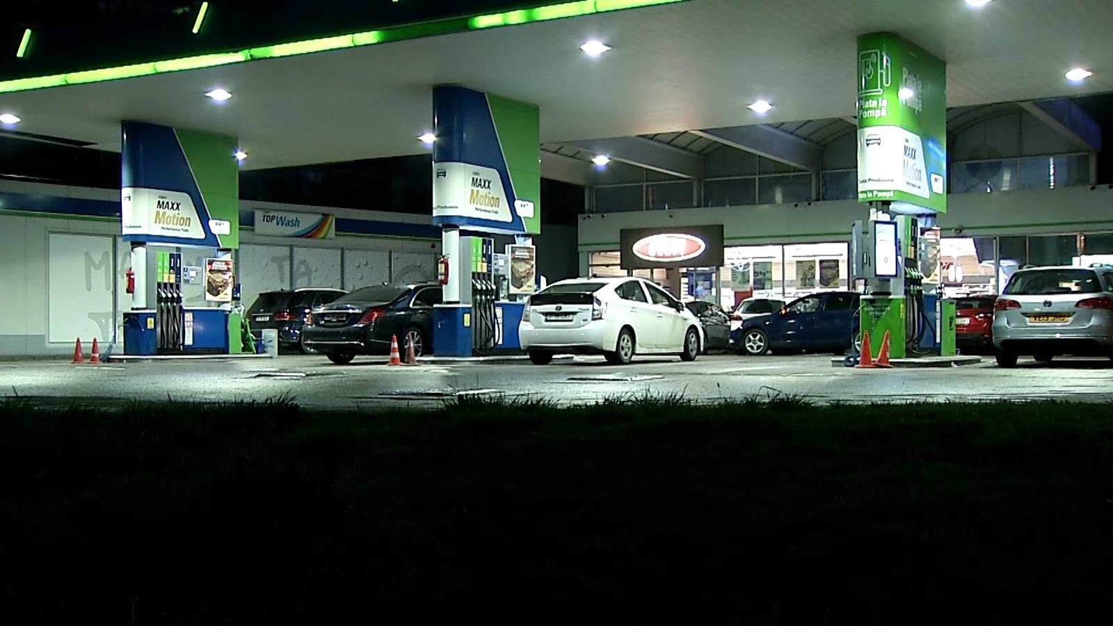 Un operator a redus prețul benzinei cu 77 de bani, în prima zi a stării de criză Un operator a redus prețul benzinei cu 77 de bani, în prima zi a stării de criză