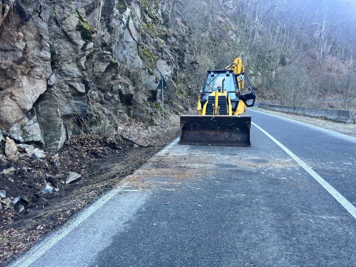 ATENȚIE ȘOFERI: Risc de căderi de pietre pe Transalpina ATENȚIE ȘOFERI: Risc de căderi de pietre pe Transalpina