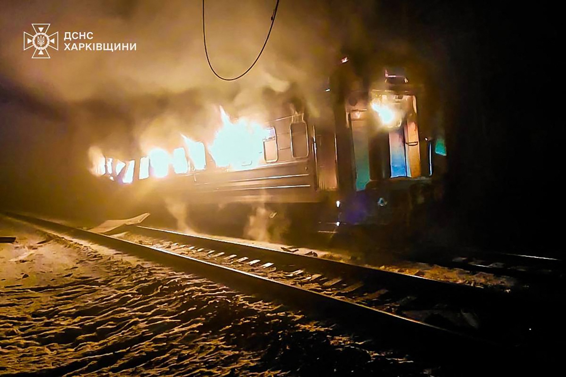 FOTO/VIDEO Tren de pasageri, cu peste 200 de oameni în el, în flăcări după un bombardament cu drone al rușilor, în Harkov. Bilanțul victimelor