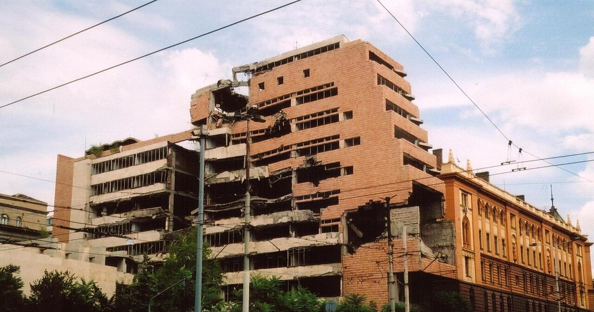 24 martie, ziua în care NATO a început bombardamentele asupra Iugoslaviei. Atacurile au avut loc fără aprobarea Consiliului de Securitate ONU 24 martie, ziua în care NATO a început bombardamentele asupra Iugoslaviei. Atacurile au avut loc fără aprobarea Consiliului de Securitate ONU