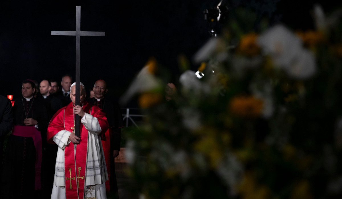 Momentul în care Papa Leon a purtat crucea în timpul celei mai importante procesiuni din Săptămâna Mare