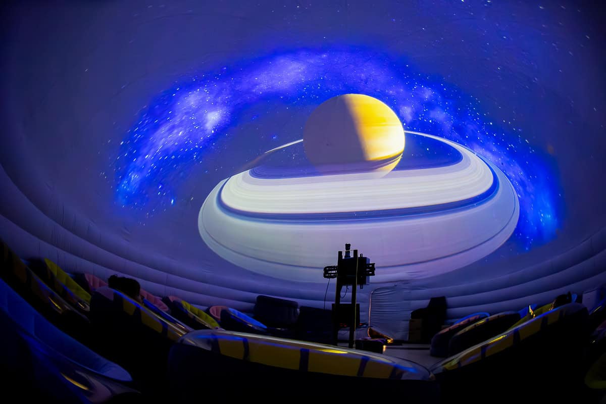„Călătorii printre stele”, la Iulius Mall Cluj: Planetariul revine cu proiecții speciale pentru întreaga familie „Călătorii printre stele”, la Iulius Mall Cluj: Planetariul revine cu proiecții speciale pentru întreaga familie