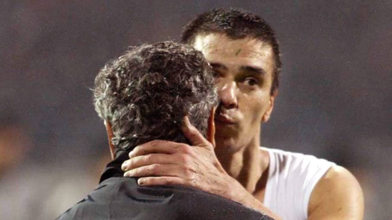 Daniel Pancu a îngenuncheat lângă sicriul lui Mircea Lucescu! ”A fost darul lui Dumnezeu pentru fotbal” Daniel Pancu a îngenuncheat lângă sicriul lui Mircea Lucescu! ”A fost darul lui Dumnezeu pentru fotbal”