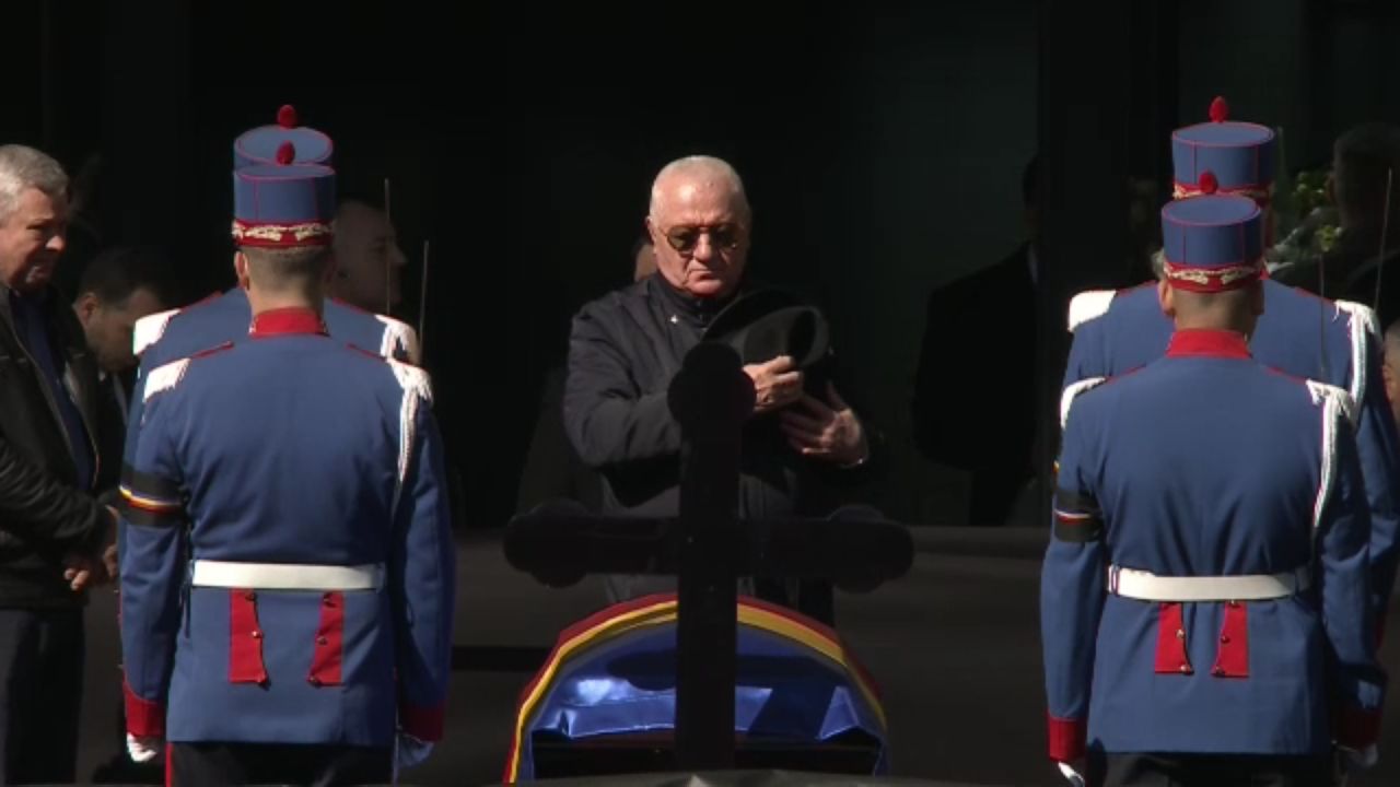 Dumitru Dragomir și-a luat rămas bun de la Mircea Lucescu: ”Sportul ăsta distruge vieți, dar dă mari bucurii!” Dumitru Dragomir și-a luat rămas bun de la Mircea Lucescu: ”Sportul ăsta distruge vieți, dar dă mari bucurii!”