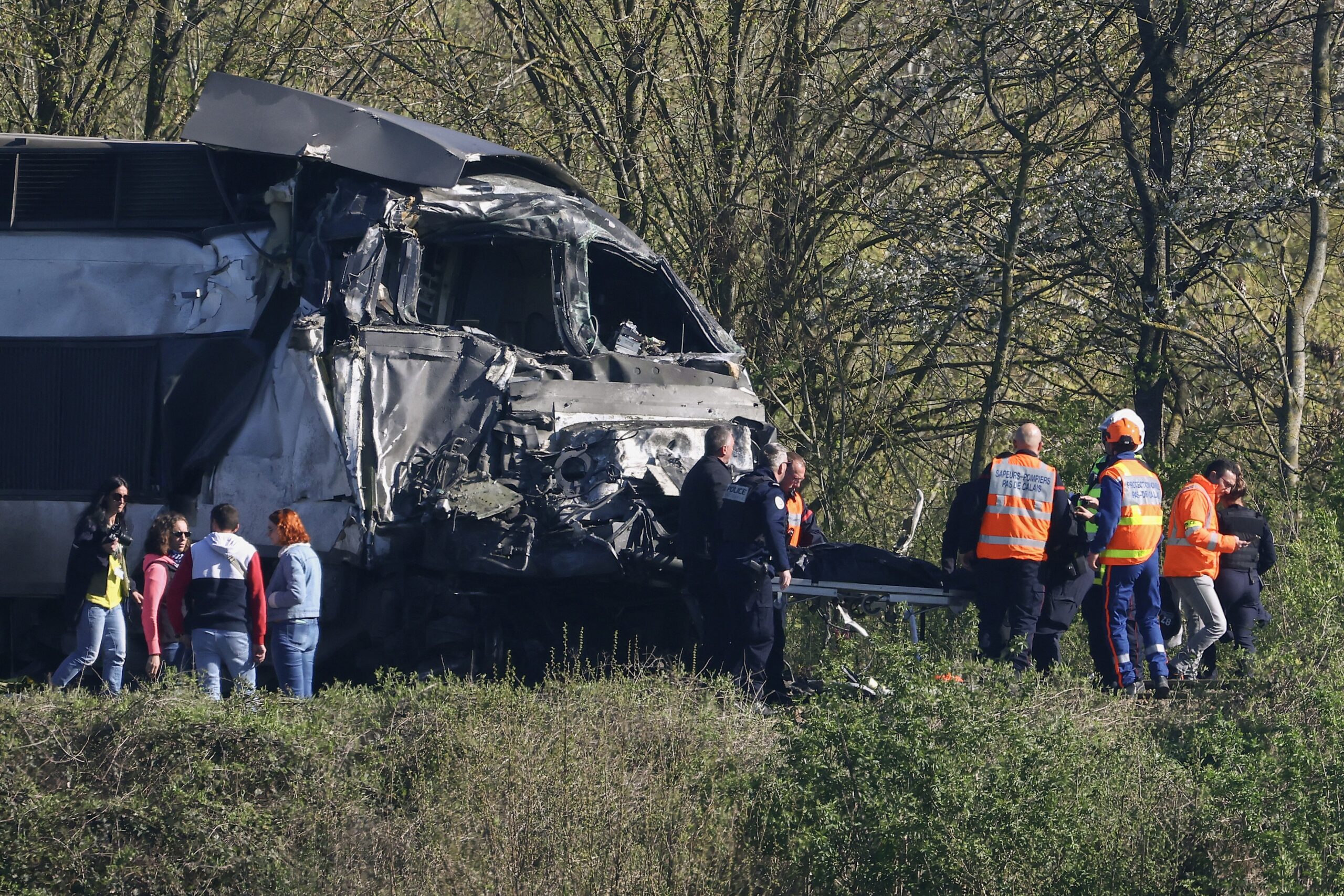 Accident grav în Franța: Un TGV a lovit un camion al armatei, cel puțin un om a murit și 27 sunt răniți Accident grav în Franța: Un TGV a lovit un camion al armatei, cel puțin un om a murit și 27 sunt răniți