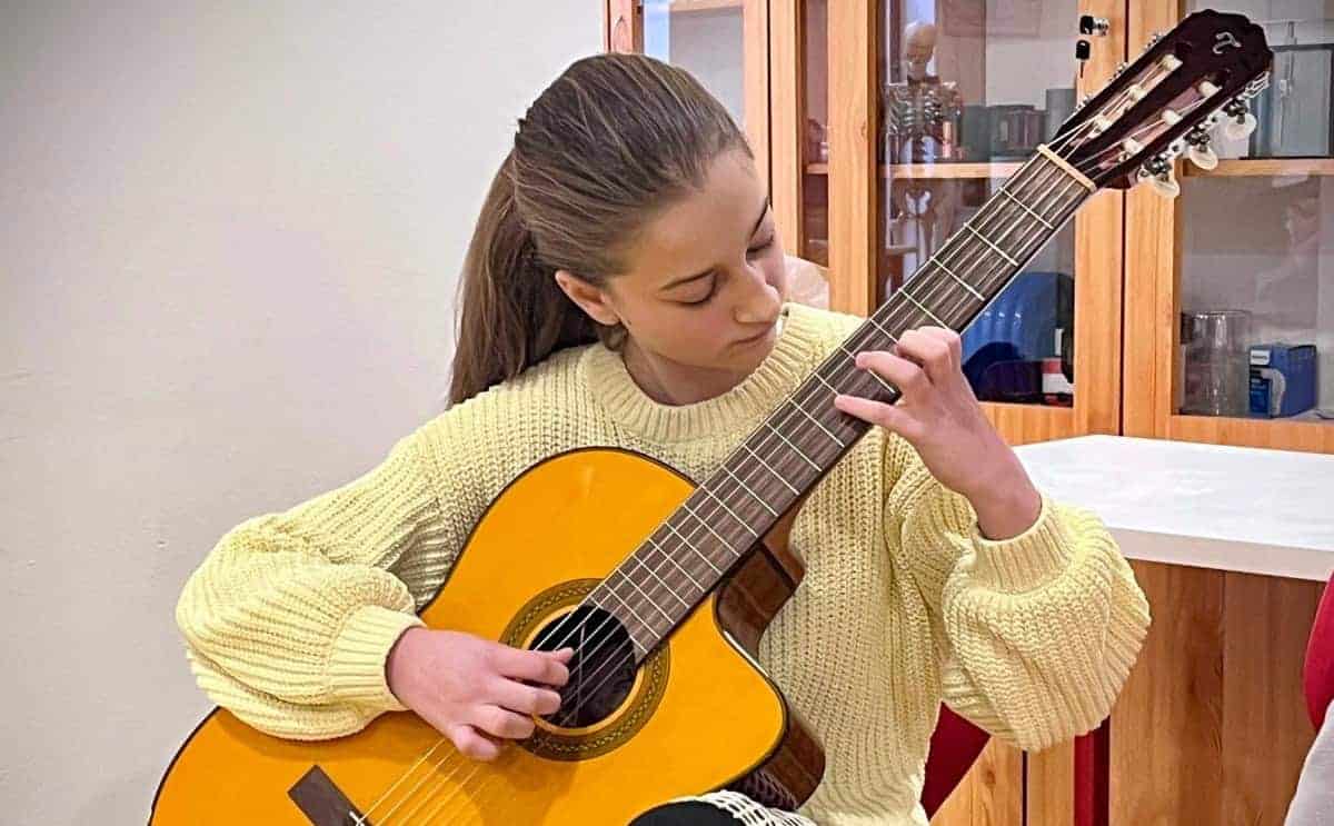 VIDEO: Aura Maria Tudor, elevă a Liceului de Arte din Alba Iulia, pe podium la Transilvania Youth Guitar Competition din Cluj VIDEO: Aura Maria Tudor, elevă a Liceului de Arte din Alba Iulia, pe podium la Transilvania Youth Guitar Competition din Cluj
