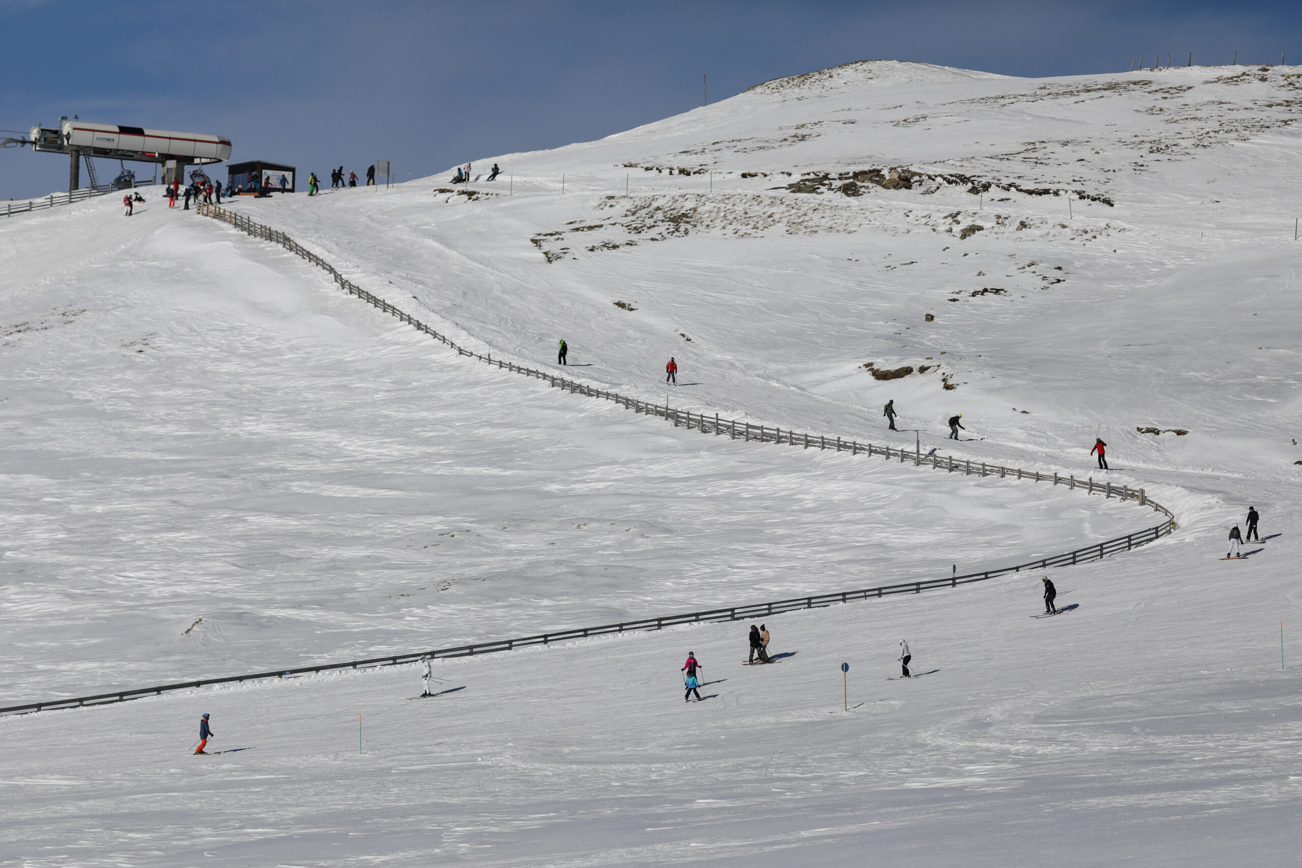 Zeci de turişti stau la coadă să ajungă la pârtiile din Munţii Bucegi, de Florii. Vreme excelentă la Sinaia Zeci de turişti stau la coadă să ajungă la pârtiile din Munţii Bucegi, de Florii. Vreme excelentă la Sinaia
