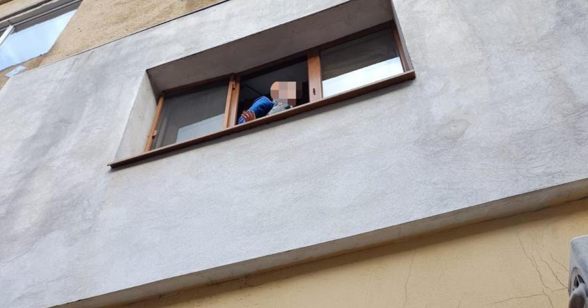 Copil salvat de polițiști de pe marginea unei ferestre, într-un bloc din Râmnicu Vâlcea Copil salvat de polițiști de pe marginea unei ferestre, într-un bloc din Râmnicu Vâlcea
