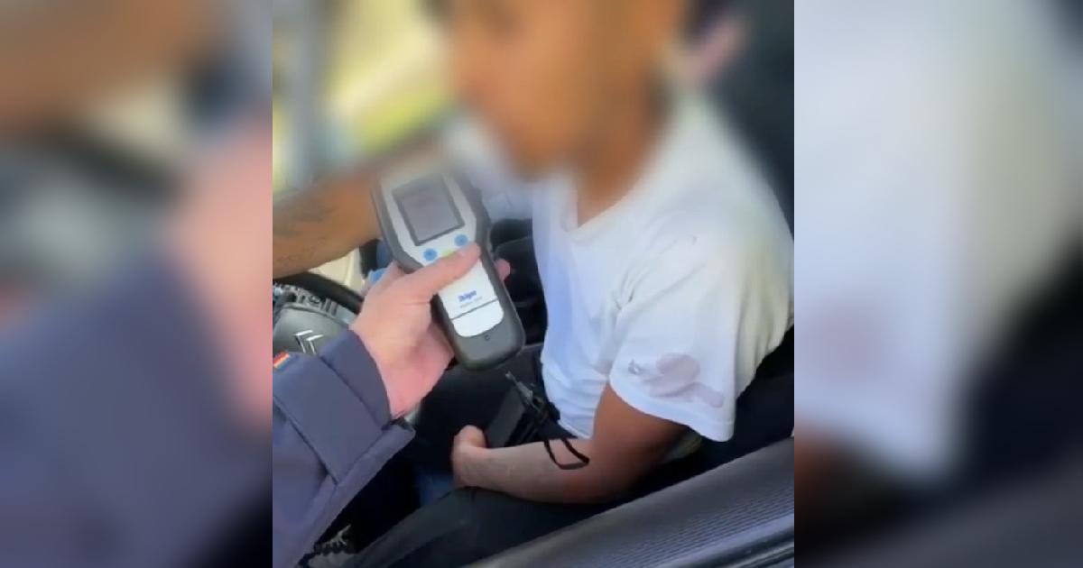 Şofer începător din Braşov, prins băut la volan. A spus că a „băut o sticlă de whiskey şi câteva beri” Şofer începător din Braşov, prins băut la volan. A spus că a „băut o sticlă de whiskey şi câteva beri”