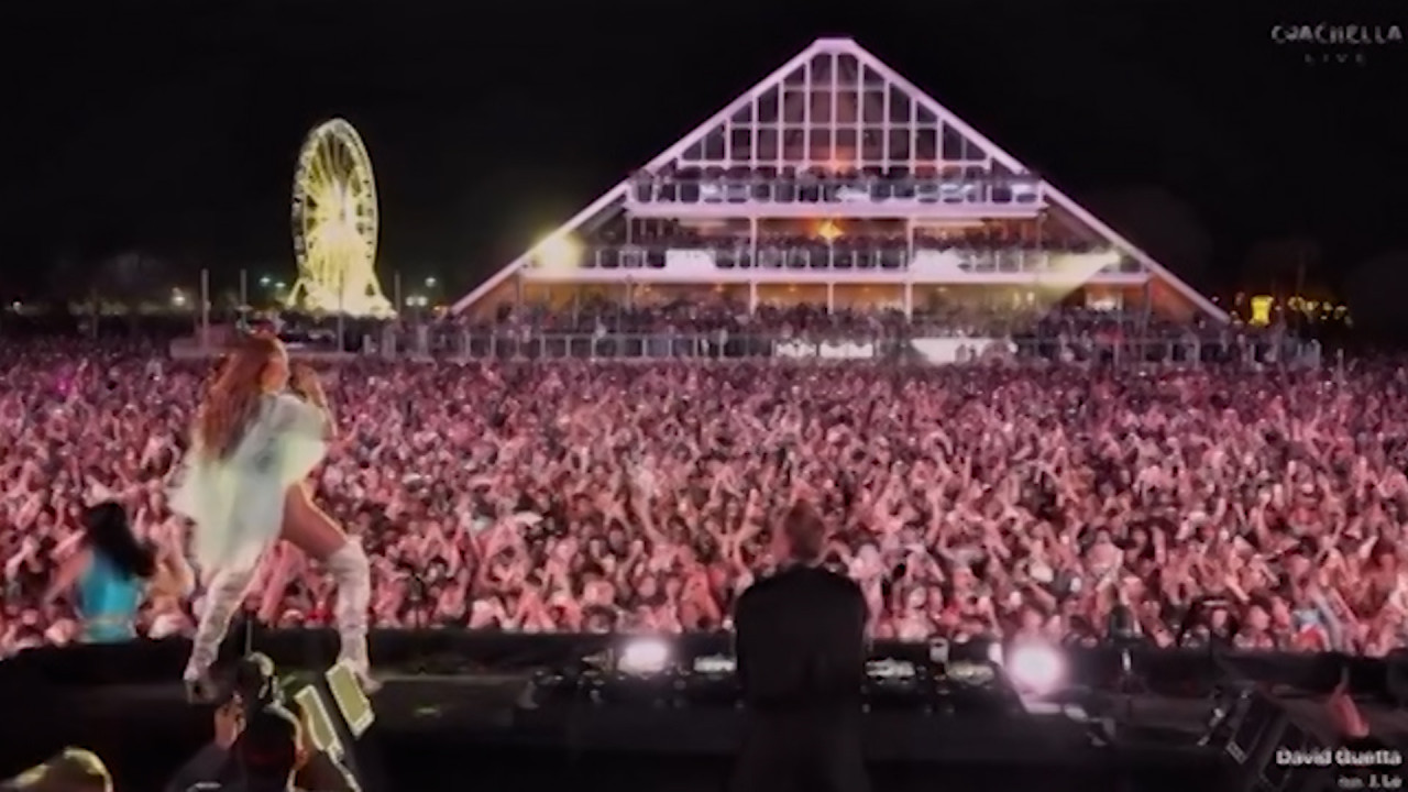 Jennifer Lopez, apariţie surpriză pe scena festivalului de muzică de la Coachella Jennifer Lopez, apariţie surpriză pe scena festivalului de muzică de la Coachella