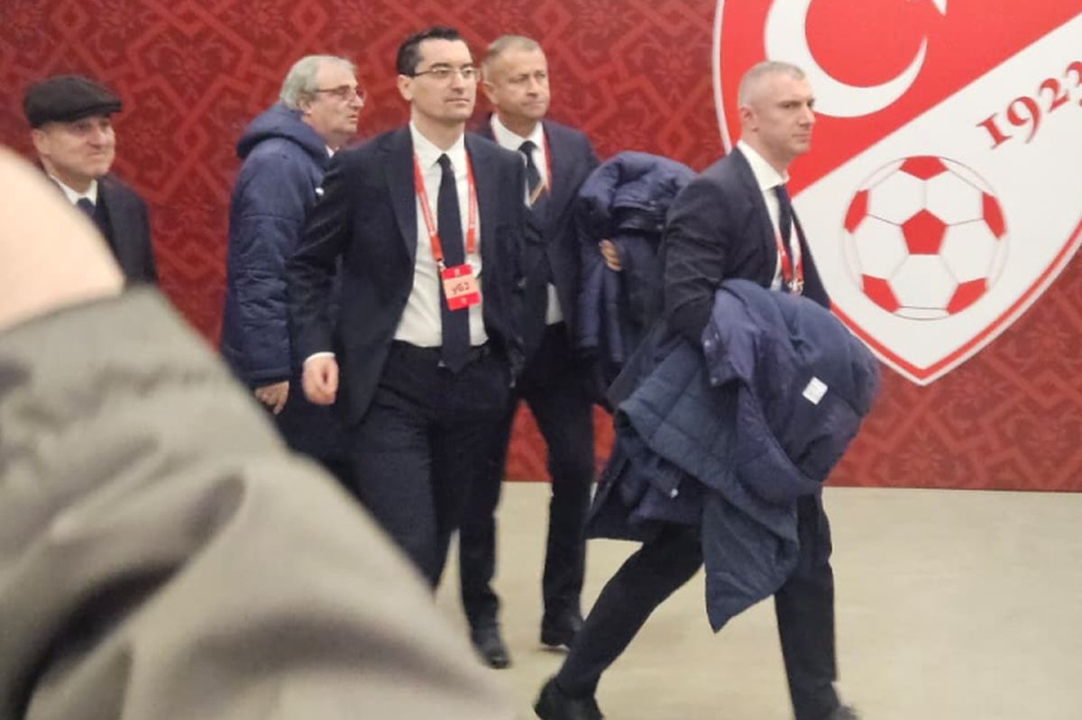 Stupoare în direct » Gestul făcut de Burleanu după meciul de la Istanbul l-a contrariat: „Nu mai stai, frate” Stupoare în direct » Gestul făcut de Burleanu după meciul de la Istanbul l-a contrariat: „Nu mai stai, frate”