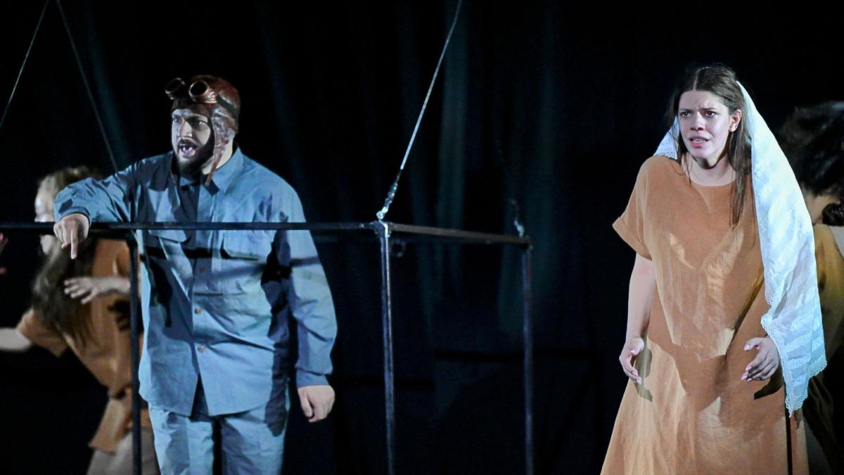 Spectacolul “Omul cel Bun din SÎciuan”, o parabolă modernă despre fragilitatea binelui într-o lume nedreaptă, la Teatrul Infinit