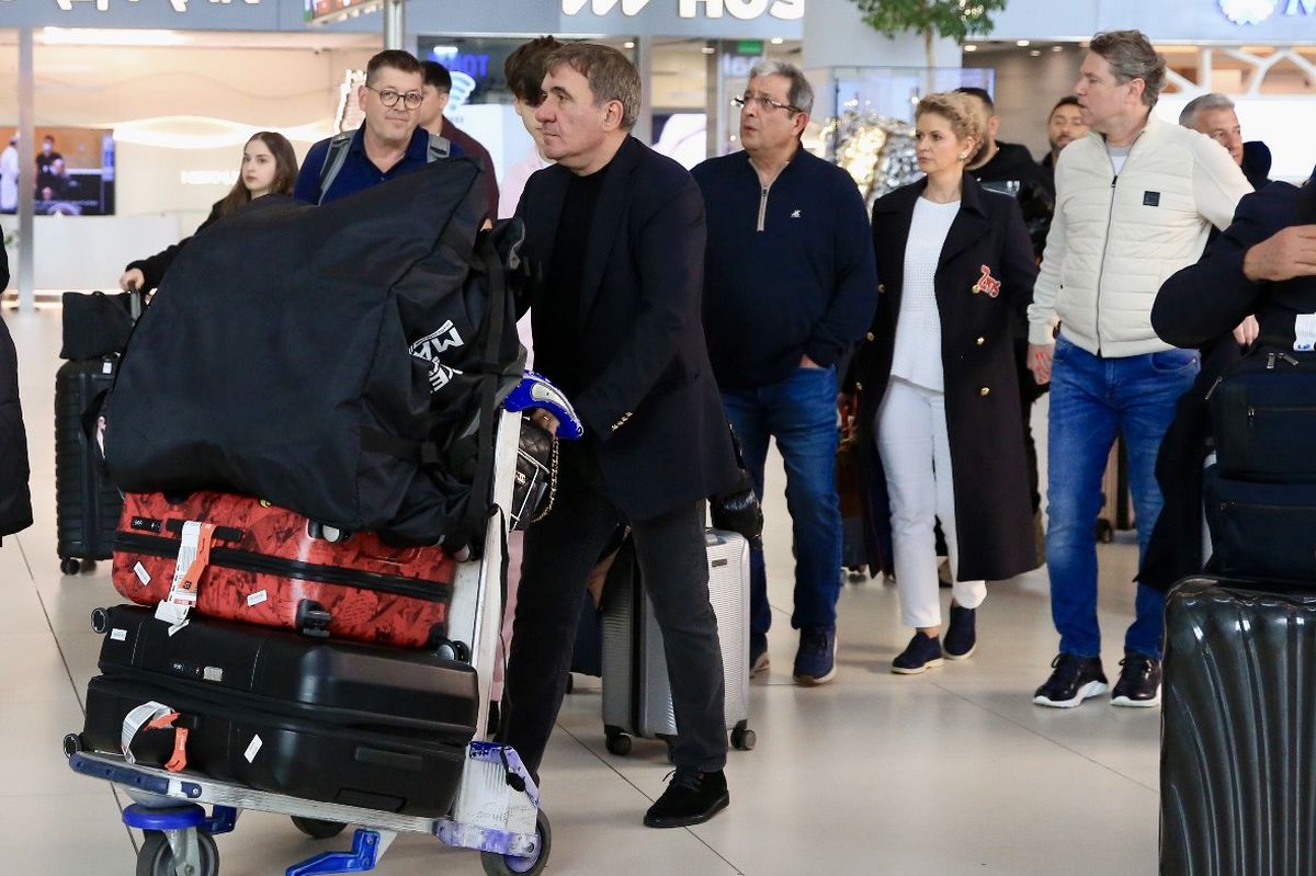 Hagi și Popescu au aterizat la Istanbul! „Regele” a cărat la bagaje, chiar dacă turcii strigau după el: „Hagi e bașcan!” Hagi și Popescu au aterizat la Istanbul! „Regele” a cărat la bagaje, chiar dacă turcii strigau după el: „Hagi e bașcan!”
