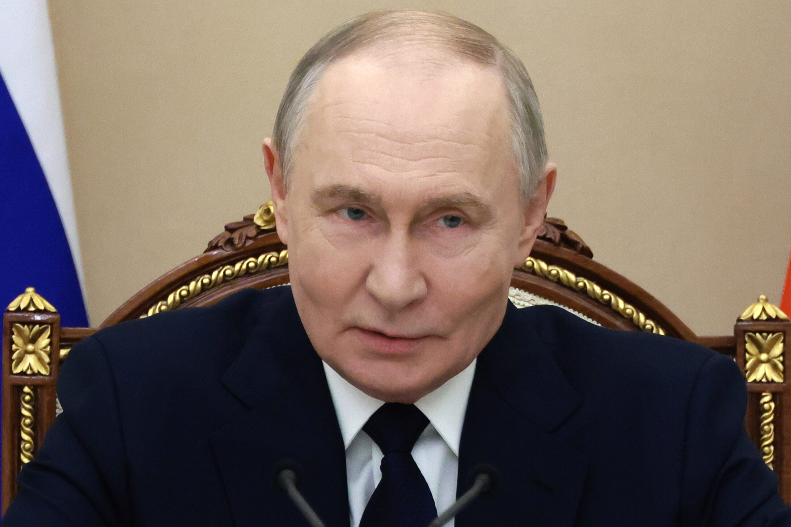 Vladimir Putin i-a adunat pe oligarhii ruși într-o ședință cu ușile închise ca să stoarcă bani de la ei. Ce se știe despre întâlnire Vladimir Putin i-a adunat pe oligarhii ruși într-o ședință cu ușile închise ca să stoarcă bani de la ei. Ce se știe despre întâlnire