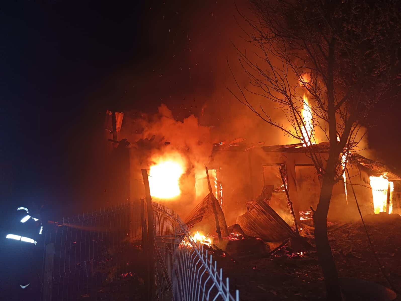 Incendiu violent la Havârna! O bucătărie de vară s-a făcut scrum. Intervenția rapidă pompierilor a salvat casa Incendiu violent la Havârna! O bucătărie de vară s-a făcut scrum. Intervenția rapidă pompierilor a salvat casa
