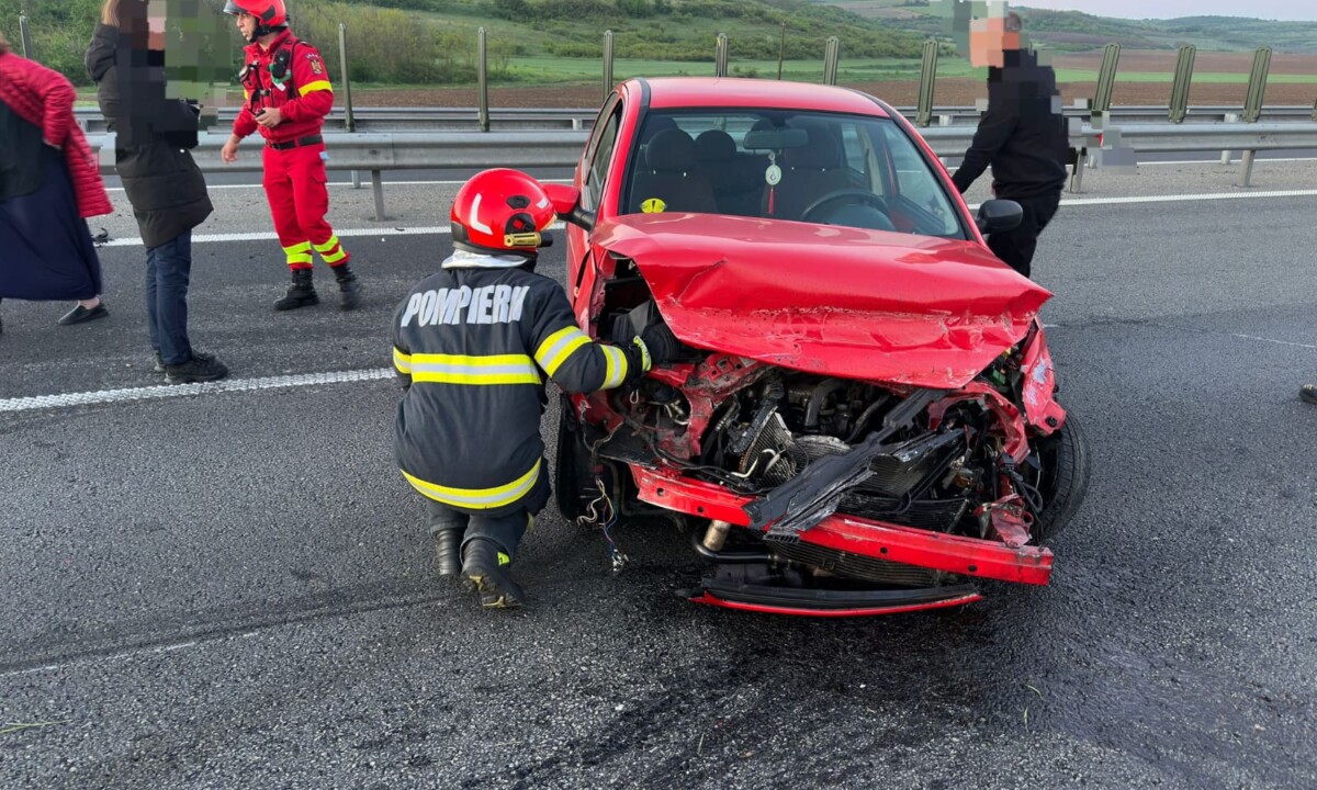 FOTO: Accident rutier pe Autostrada A10, între Alba Iulia și Sebeș: Impact între două autoturisme FOTO: Accident rutier pe Autostrada A10, între Alba Iulia și Sebeș: Impact între două autoturisme