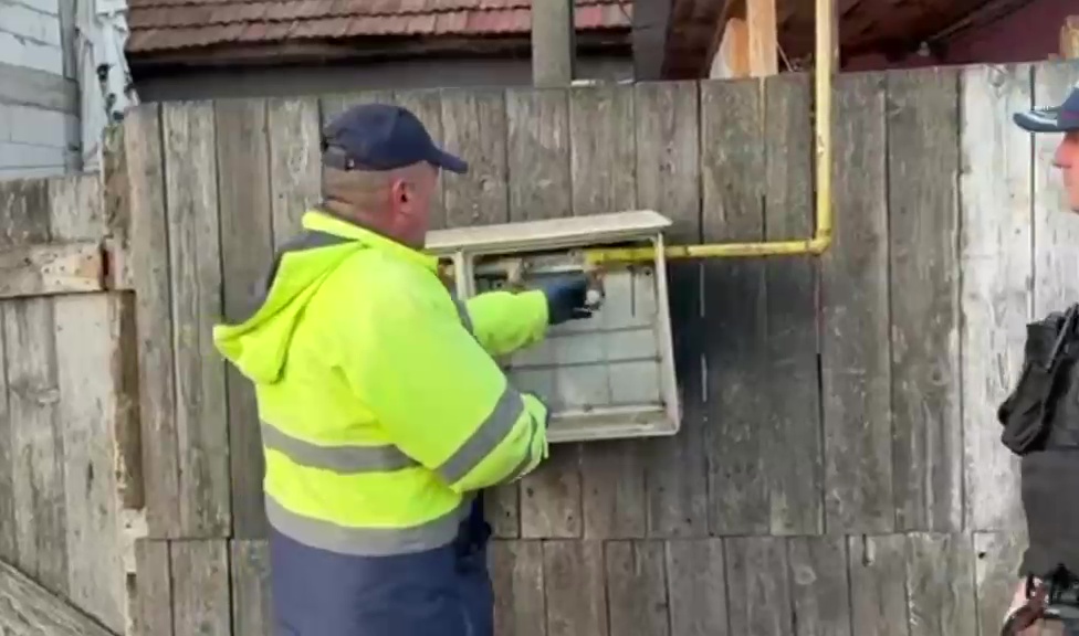 VIDEO. „Gură de gaz” ilegală la Turda. Racord clandestin direct la rețea, descoperit de polițiștii clujeni