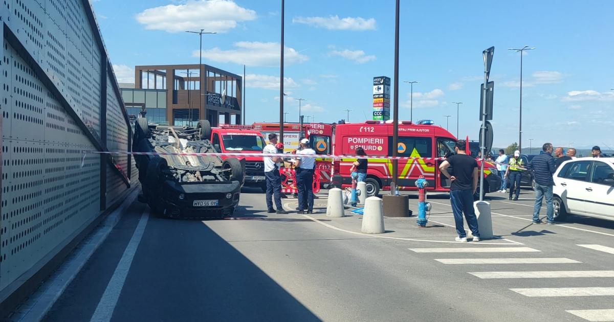 Accident bizar în parcarea unui mall din Piteşti. A vrut să facă un viraj şi s-a răsturnat pe plafon Accident bizar în parcarea unui mall din Piteşti. A vrut să facă un viraj şi s-a răsturnat pe plafon