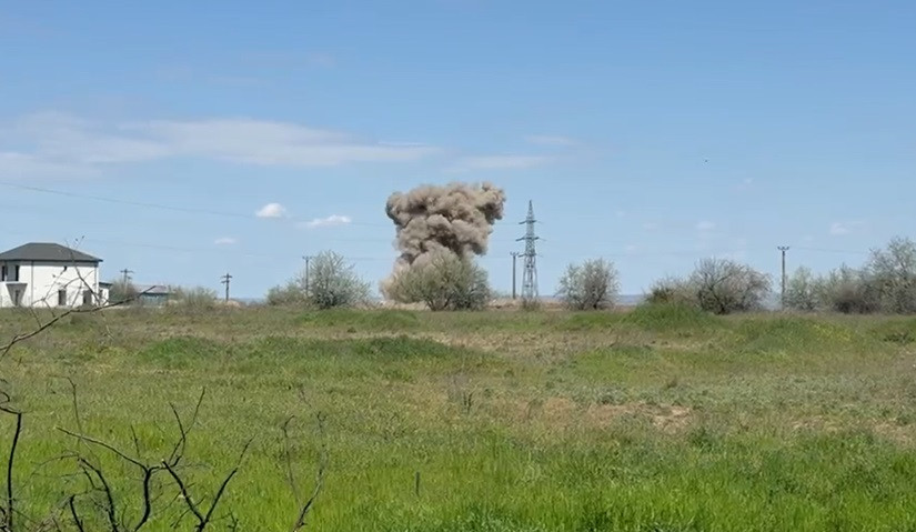 Momentul în care drona prăbuşită din Galaţi a fost detonată. Militarii părăsesc zona