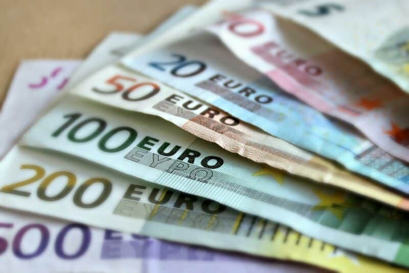 Euro scade la minimul ultimei săptămâni, în ciuda turbulențelor politice din Guvern Euro scade la minimul ultimei săptămâni, în ciuda turbulențelor politice din Guvern