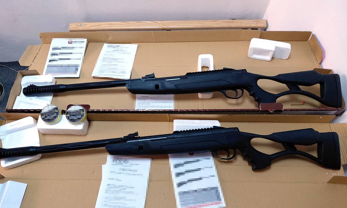 VIDEO. Arme cu aer comprimat, descoperite într-un colet pe Aeroportul Cluj. 400 de proiectile, ridicate de autorități VIDEO. Arme cu aer comprimat, descoperite într-un colet pe Aeroportul Cluj. 400 de proiectile, ridicate de autorități