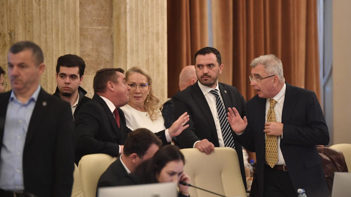 Scandal în Parlament: Amendamentul PSD privind ajutoarele pentru pensionari, picat de două ori la vot / Dezbaterile din comisiile buget-finanțe, suspendate până joi / Tensiuni în coaliție/ video