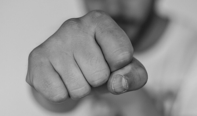 Incident violent în fața unui local din Săndulești. Mai mulți agenți de pază, anchetați după ce ar fi bătut un bărbat
