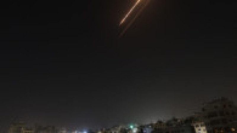 Rachete lansate din Iran ca răspuns la atacurile atribuite Statelor Unite și Israelului sunt observate pe cerul de deasupra orașului Ramallah, Cisiordania, Palestina, pe 4 aprilie 2026. Issam Rimawi / Anadolu/ABACAPRESS.COM / Profimedia | Poza 2 din 9