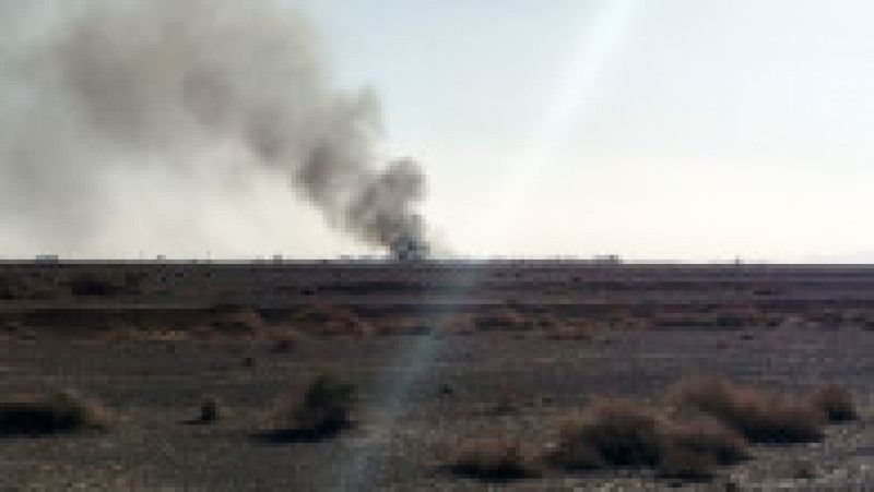 Această fotografie de presă, furnizată de site-ul oficial al Gărzii Revoluționare Iraniene (IRGC), Sepah News, pe 5 aprilie 2026, arată fumul care se ridică, potrivit relatărilor, de la locul unde a fost lovită și s-a prăbușit o aeronavă americană, implicată &icirc;n salvarea militarului dispărut de vineri, &icirc;n centrul Iranului. Foto: AFP / Profimedia | Poza 1 din 6