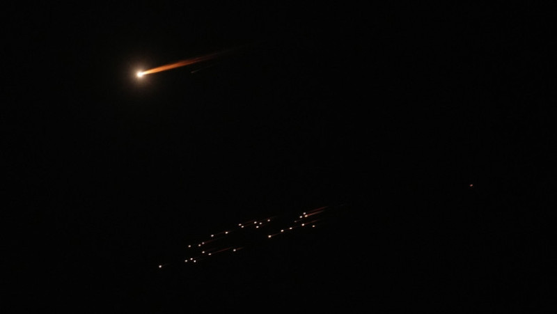 Rachete lansate din Iran ca răspuns la atacurile atribuite Statelor Unite și Israelului sunt observate pe cerul de deasupra orașului Ramallah, Cisiordania, Palestina, pe 4 aprilie 2026. Foto: Issam Rimawi / Anadolu / AFP / Profimedia