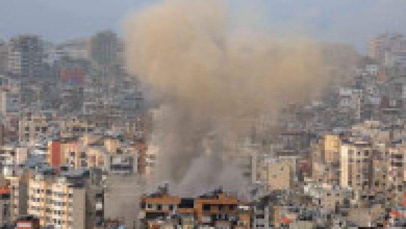 Fum se ridică de la locul unui atac aerian israelian care a vizat o zonă din suburbiile sudice ale Beirutului, pe 5 aprilie 2026. Armata israeliană a declarat pe 5 aprilie că a &icirc;nceput să lovească ținte ale Hezbollahului &icirc;n capitala libaneză. Foto: ibrahim AMRO / AFP / Profimedia | Poza 4 din 6