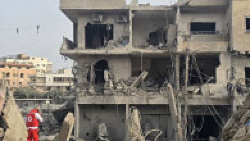 Un salvator inspectează resturile clădirilor distruse la locul unui atac israelian &icirc;n zona Maarakeh din sudul Libanului, l&acirc;ngă orașul de coastă Tir, pe 4 aprilie 2026. Foto: Profimedia | Poza 5 din 9