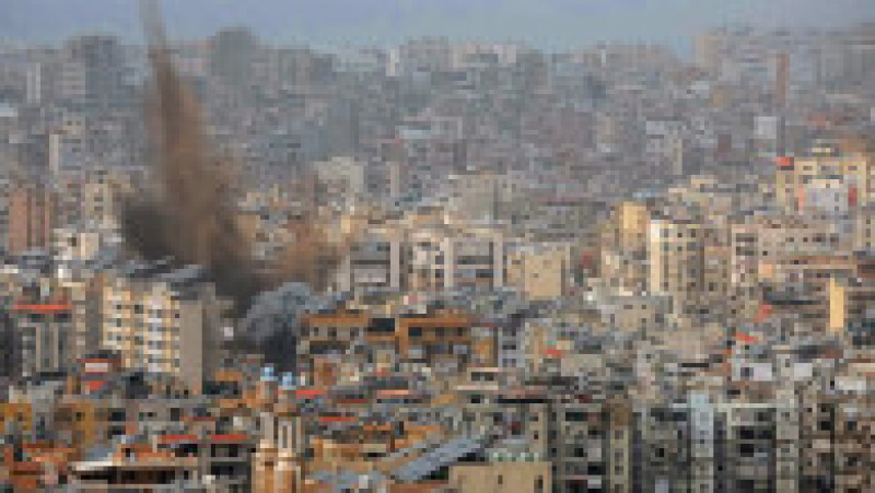 Fum se ridică de la locul unui atac aerian israelian care a vizat o zonă din suburbiile sudice ale Beirutului, pe 5 aprilie 2026. Armata israeliană a declarat pe 5 aprilie că a &icirc;nceput să lovească ținte ale Hezbollahului &icirc;n capitala libaneză. Foto: ibrahim AMRO / AFP / Profimedia | Poza 6 din 6