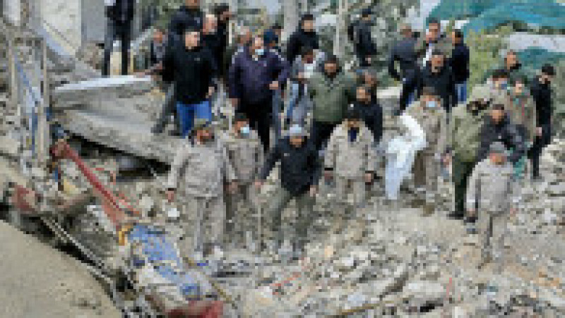 Echipele de intervenție rapidă caută supraviețuitori la locul unui atac israelian desfășurat &icirc;n timpul nopții, care a vizat satul Kfar Hatta din sudul Libanului, pe 5 aprilie 2026. Foto: AFP / Profimedia | Poza 3 din 6