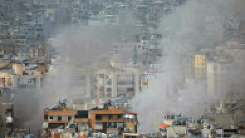 Fum se ridică de la locul unui atac aerian israelian care a vizat o zonă din suburbiile sudice ale Beirutului, pe 5 aprilie 2026. Armata israeliană a declarat pe 5 aprilie că a &icirc;nceput să lovească ținte ale Hezbollahului &icirc;n capitala libaneză. Foto: ibrahim AMRO / AFP / Profimedia | Poza 5 din 6