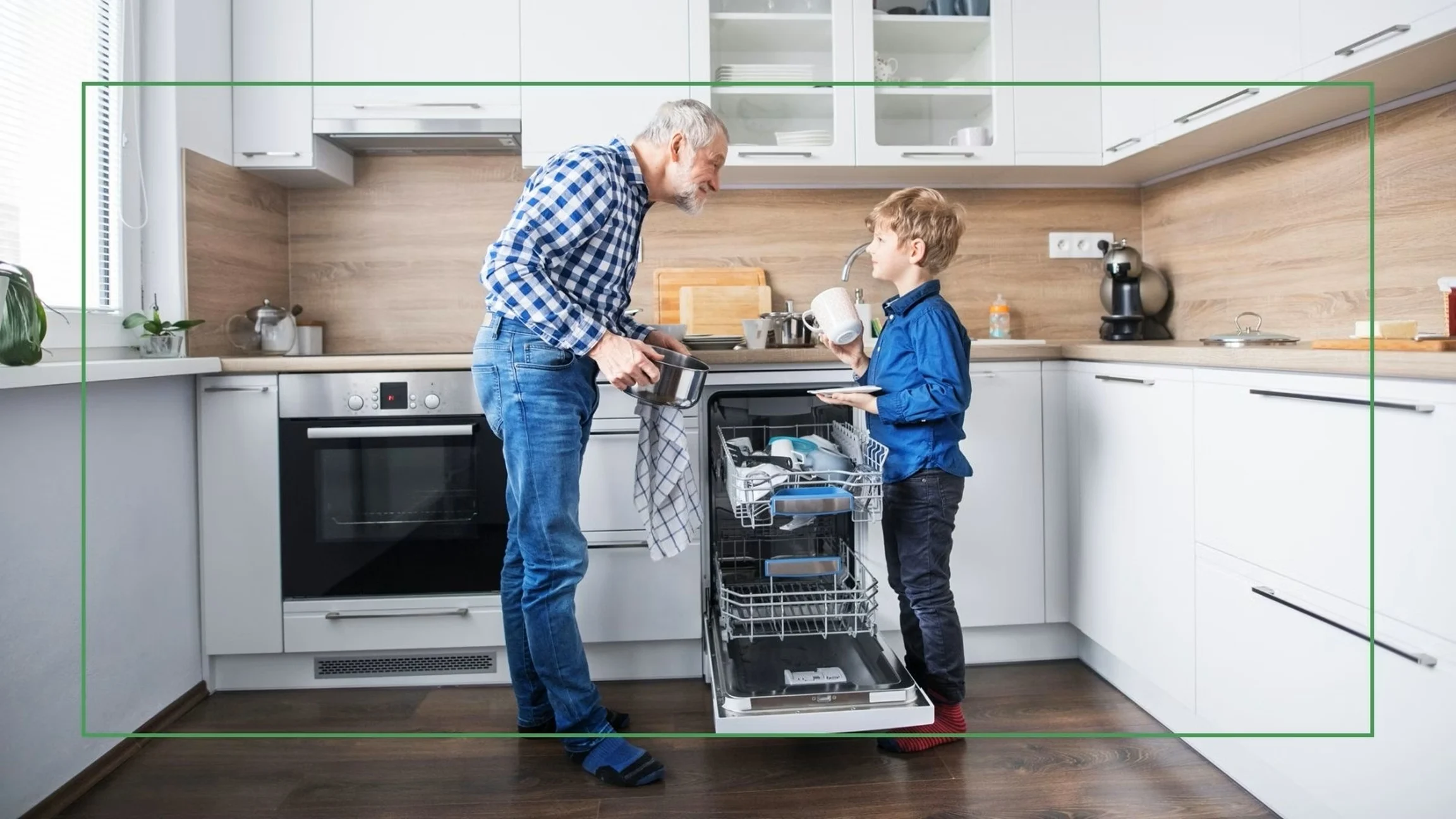 Bunic și nepot petrec&acirc;nd timp &icirc;mpreună alături de o mașină de spălat vase A Modern Kitchen