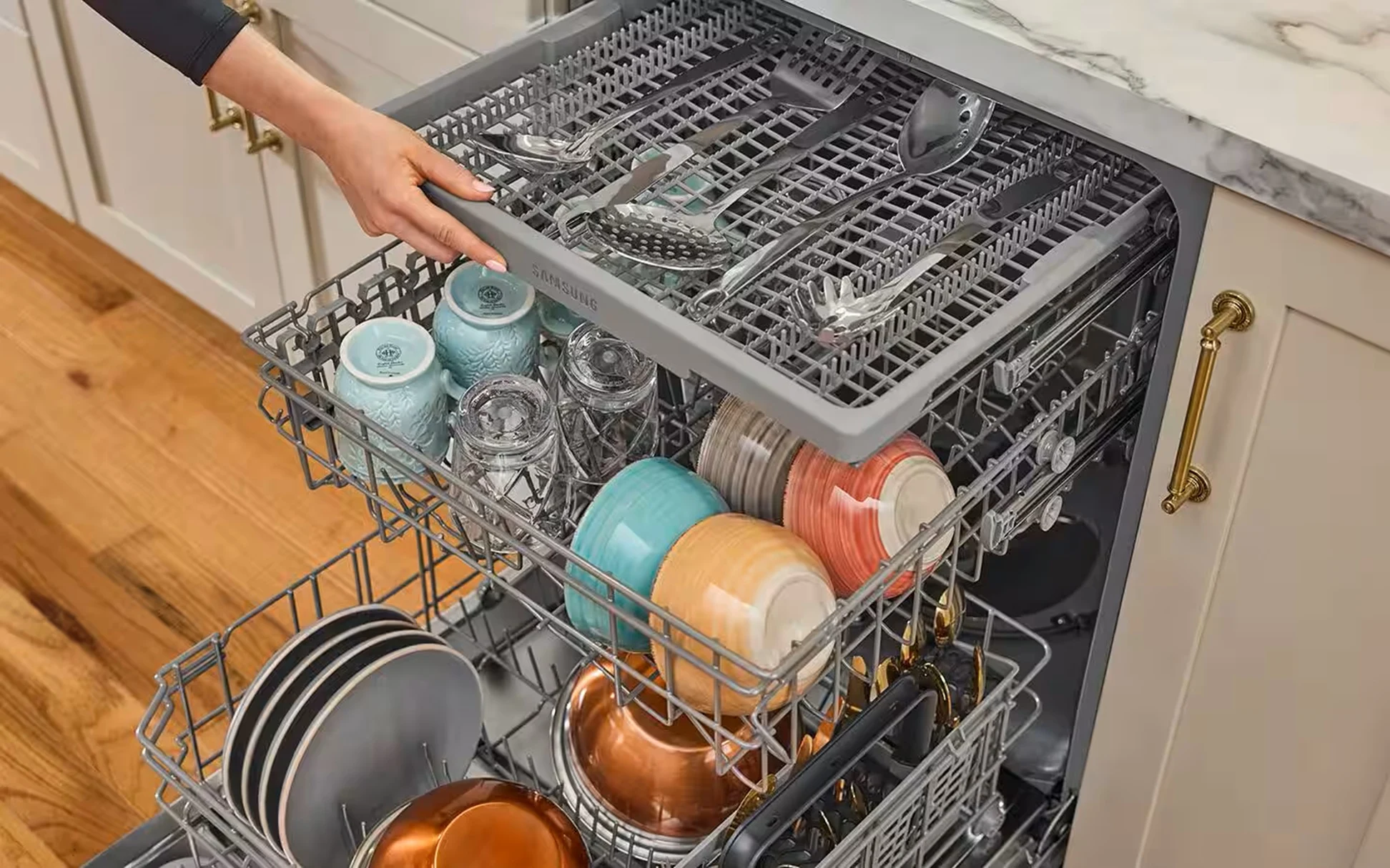 Sertare diferite pentru veselă și tac&acirc;muri &icirc;ntr-o mașină de spălat vase &icirc;ncorporabilă The Home Depot