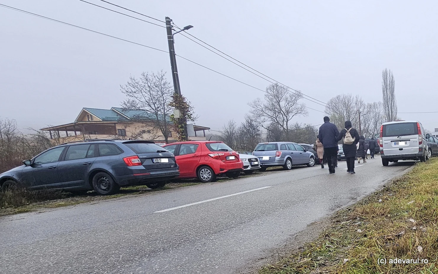 Numărul tot mai mare de mașini crează dispute &icirc;ntre rom&acirc;ni. Foto: Daniel Guță. ADEVĂRUL